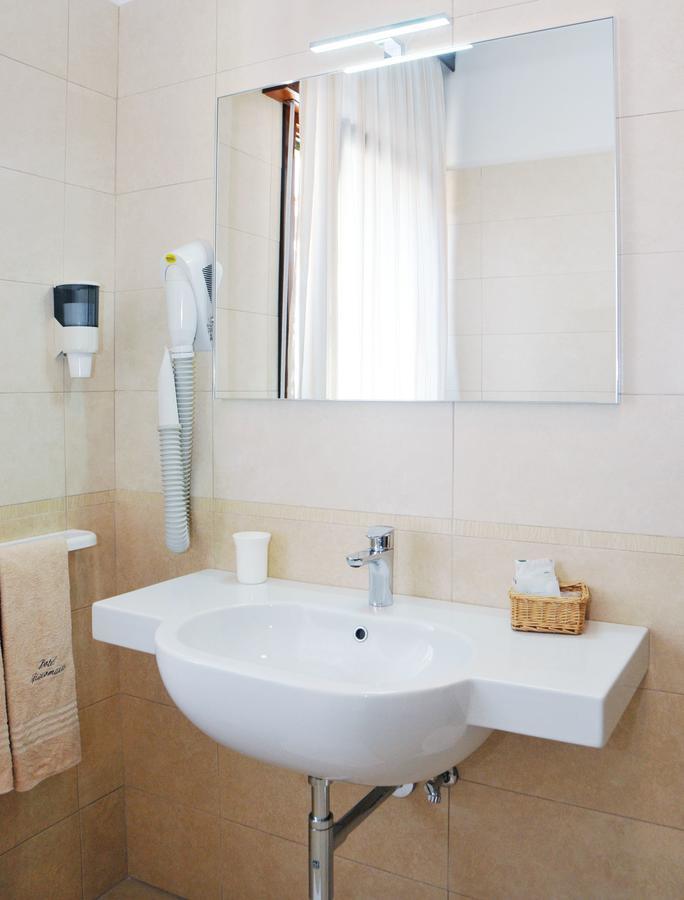 Hotel Giacomazzo Caorle Bagian luar foto